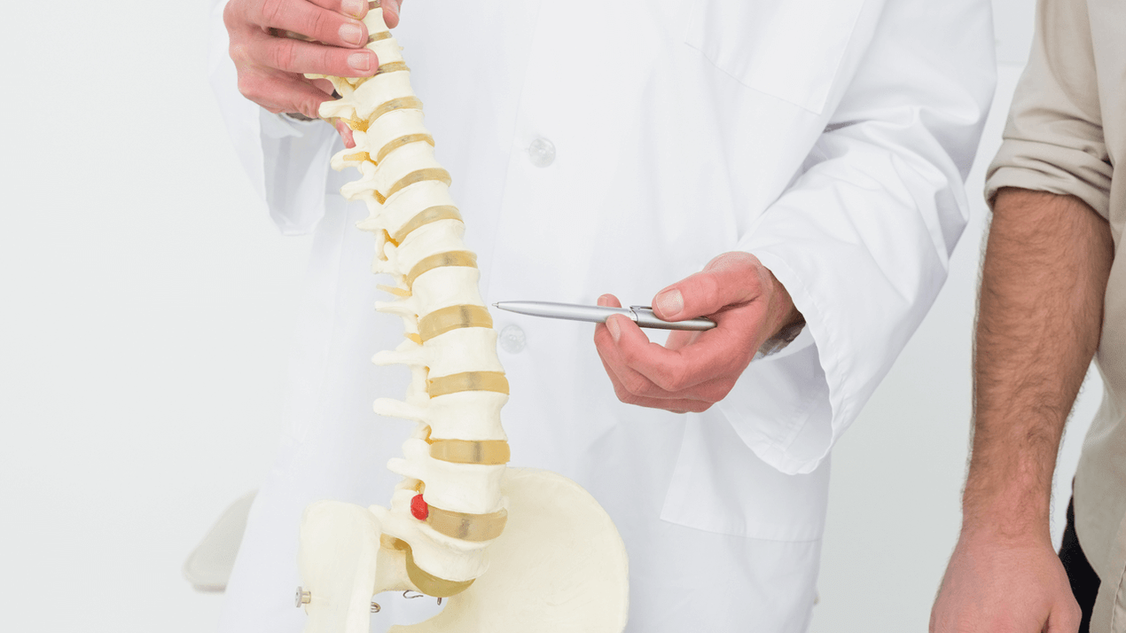 Diagnóstico de dolor de espalda en una cita con el médico