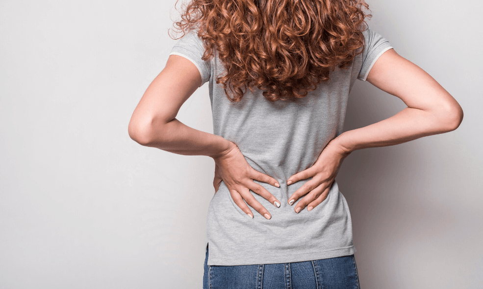 Dolor de espalda en una chica