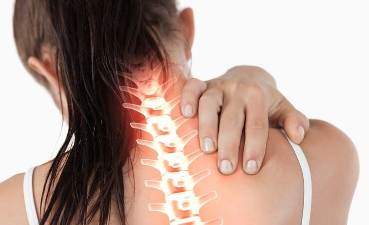 La osteocondrosis cervical se caracteriza por tensión y dolor en el cuello. 